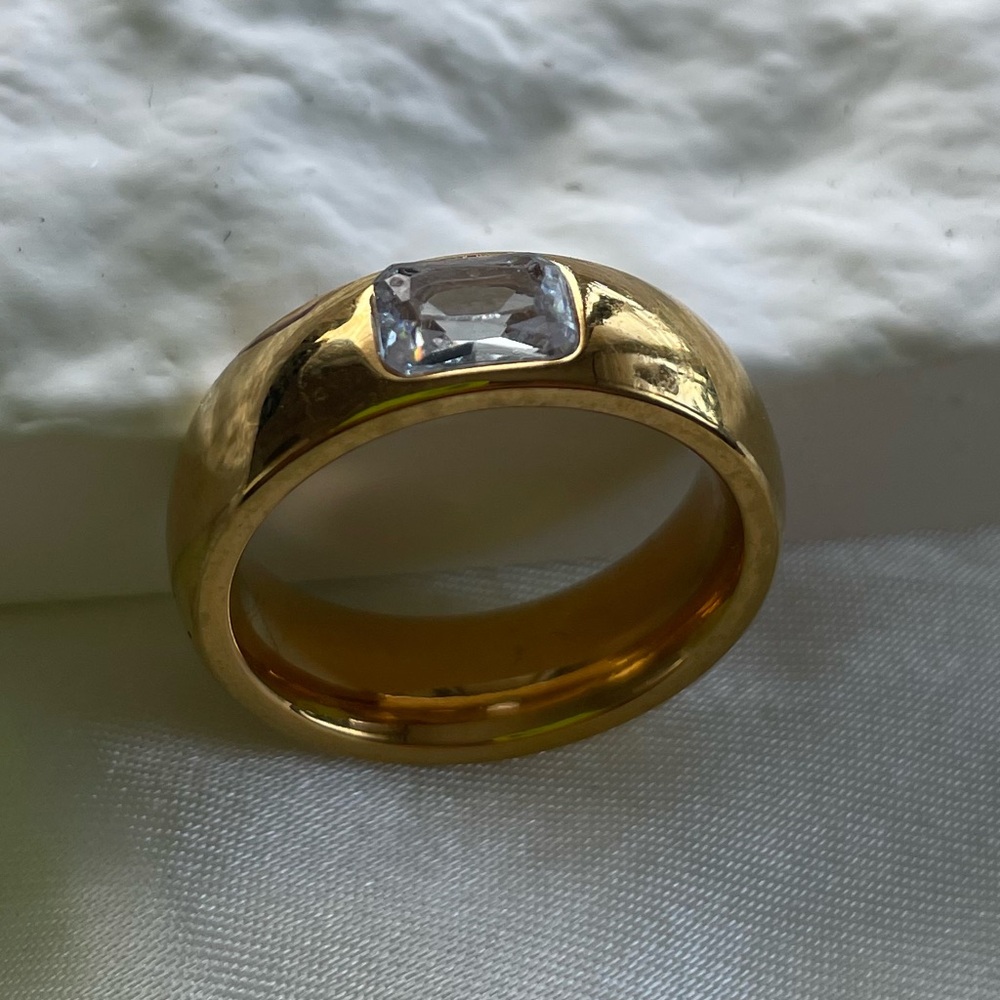 Elegant Gold Ring with Clear Stone